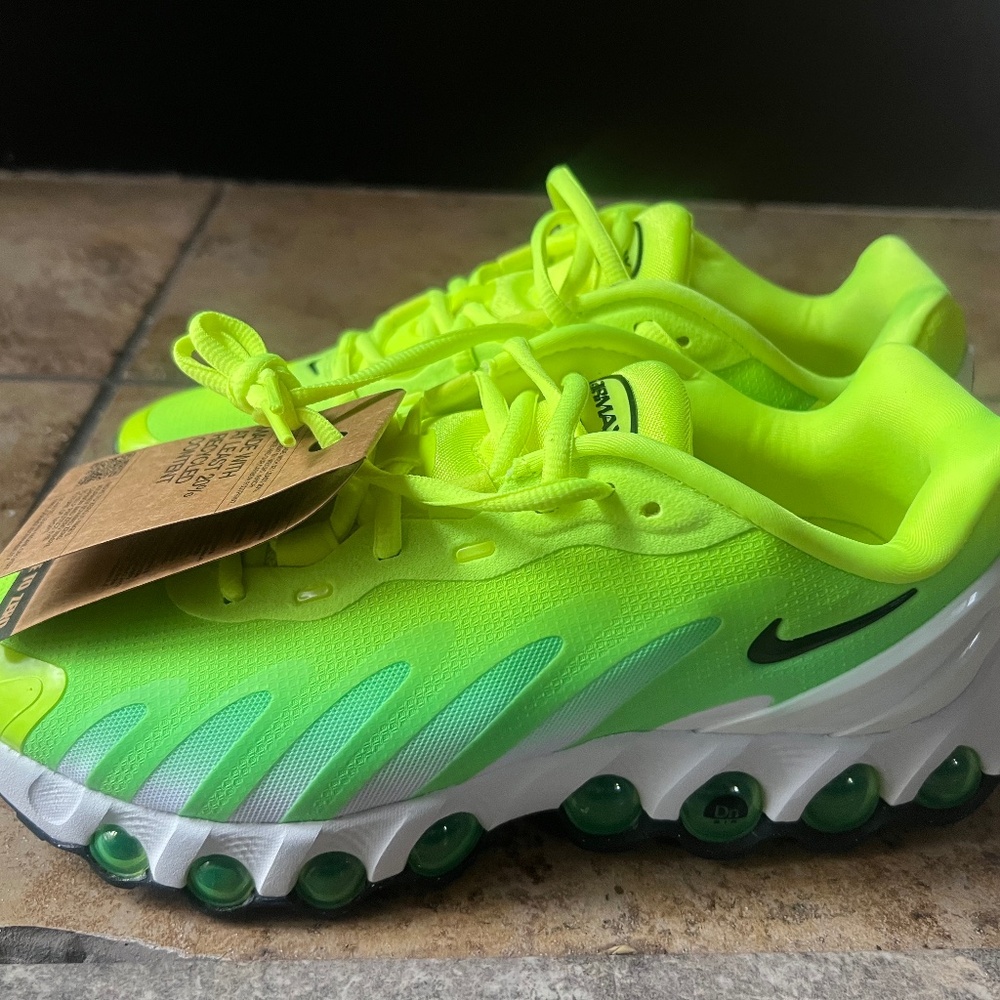 Nike AirMax Dn8 size 8 (new with tags!)